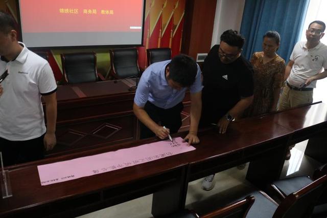 禹州商务局志愿者进社区“手牵手”掀创文热潮 禹州商务局志愿者进社区“手牵手”掀创文热潮