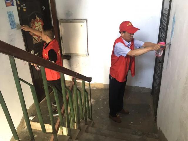 禹州市新华书店党员志愿服务队走进北街社区 禹州市新华书店党员志愿服务队走进北街社区