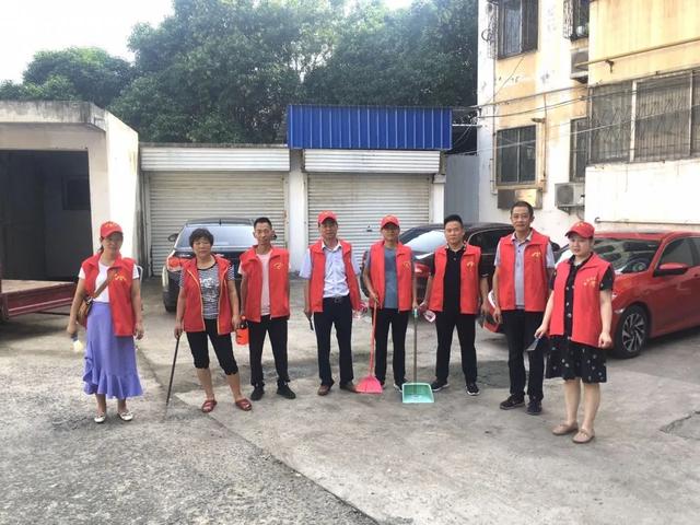 禹州市新华书店党员志愿服务队走进北街社区 禹州市新华书店党员志愿服务队走进北街社区