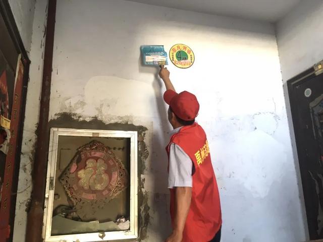 禹州市新华书店党员志愿服务队走进北街社区 禹州市新华书店党员志愿服务队走进北街社区