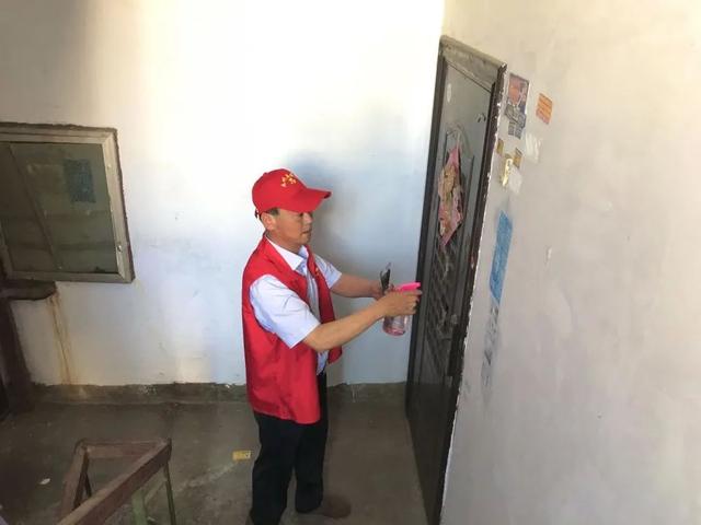 禹州市新华书店党员志愿服务队走进北街社区 禹州市新华书店党员志愿服务队走进北街社区
