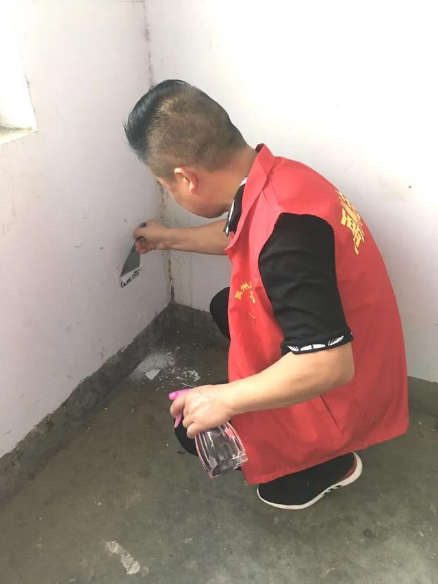 禹州市新华书店党员志愿服务队走进北街社区 禹州市新华书店党员志愿服务队走进北街社区
