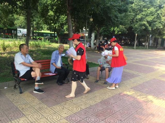 禹州市新华书店党员志愿服务队走进北街社区 禹州市新华书店党员志愿服务队走进北街社区