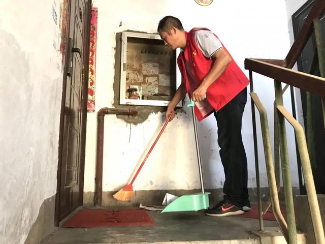 禹州市新华书店党员志愿服务队走进北街社区 禹州市新华书店党员志愿服务队走进北街社区