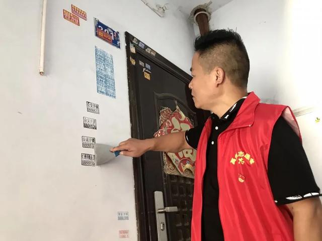 禹州市新华书店党员志愿服务队走进北街社区 禹州市新华书店党员志愿服务队走进北街社区