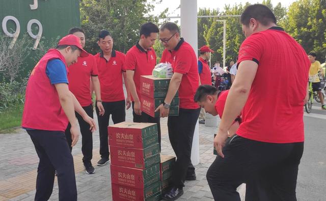 禹州市爱心企业为创文志愿者送清凉 禹州市爱心企业为创文志愿者送清凉