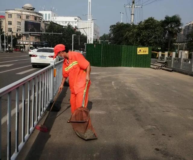 禹州环卫:汗流浃背提升质量 不惧高温共创文明 禹州环卫:汗流浃背提升质量 不惧高温共创文明
