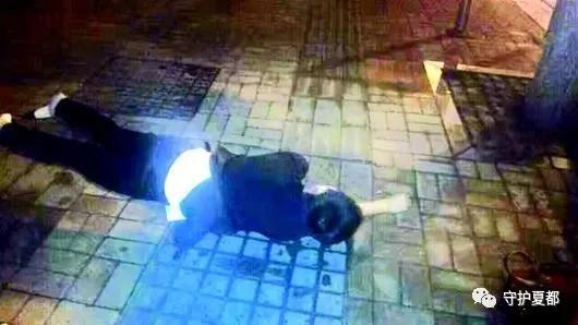男子深夜醉酒在街头,禹州民警暖心守护在身边 男子深夜醉酒在街头,禹州民警暖心守护在身边