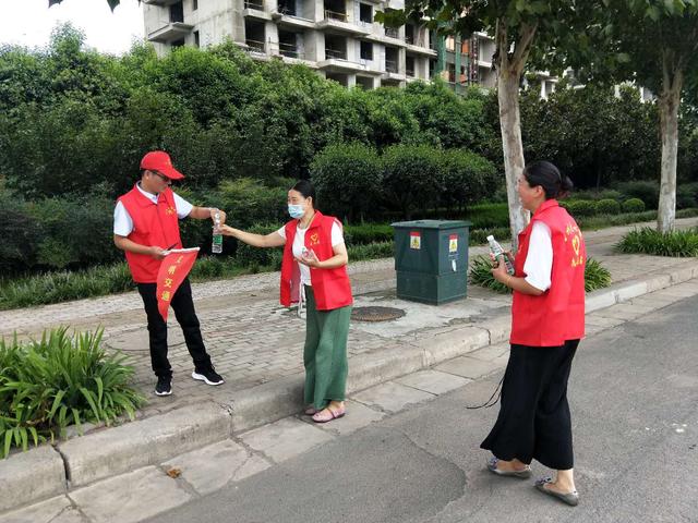  盛夏送清凉 爱心洒禹州 ---禹州滨河路爱心粥送水行动 盛夏送清凉 爱心洒禹州 ---禹州滨河路爱心粥送水行动