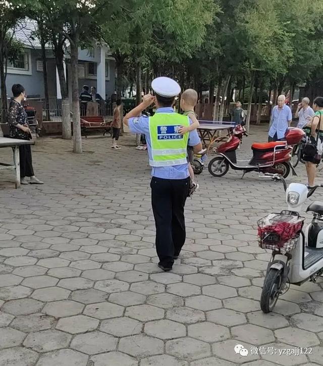 禹州男童街边走失 交警急寻家属 禹州男童街边走失 交警急寻家属