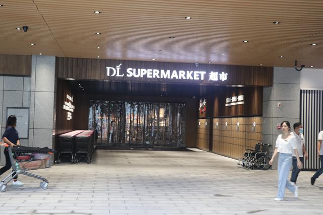 禹州胖东来老城体育公园店开业第一天 人山人海 禹州胖东来老城体育公园店开业第一天 人山人海
