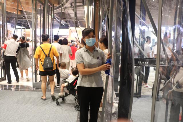 禹州胖东来老城体育公园店开业第一天 人山人海 禹州胖东来老城体育公园店开业第一天 人山人海
