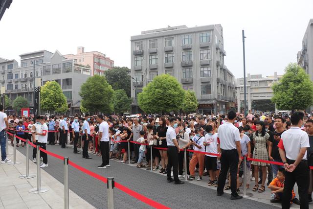 禹州胖东来老城体育公园店开业第一天 人山人海 禹州胖东来老城体育公园店开业第一天 人山人海