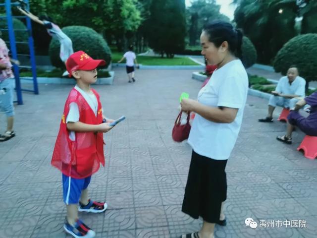禹州市中医院学雷锋志愿者带领孩子一起参加志愿服务活动! 禹州市中医院学雷锋志愿者带领孩子一起参加志愿服务活动!