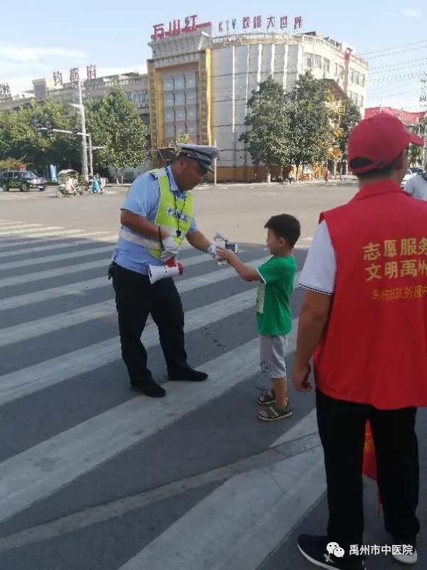 禹州市中医院学雷锋志愿者带领孩子一起参加志愿服务活动! 禹州市中医院学雷锋志愿者带领孩子一起参加志愿服务活动!