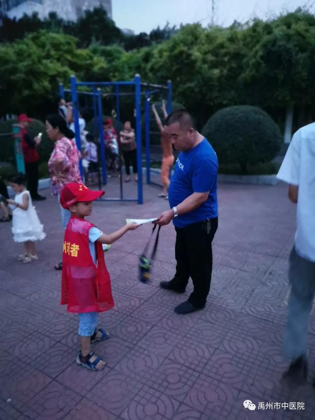 禹州市中医院学雷锋志愿者带领孩子一起参加志愿服务活动! 禹州市中医院学雷锋志愿者带领孩子一起参加志愿服务活动!