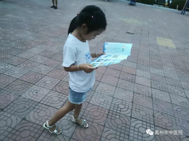 禹州市中医院学雷锋志愿者带领孩子一起参加志愿服务活动! 禹州市中医院学雷锋志愿者带领孩子一起参加志愿服务活动!