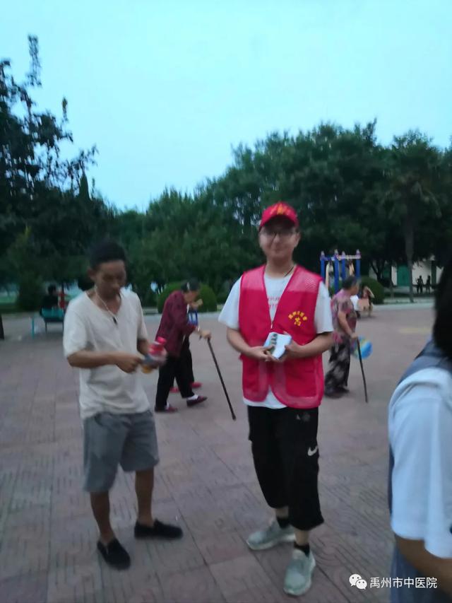 禹州市中医院学雷锋志愿者带领孩子一起参加志愿服务活动! 禹州市中医院学雷锋志愿者带领孩子一起参加志愿服务活动!