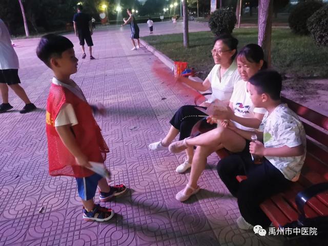 禹州市中医院学雷锋志愿者带领孩子一起参加志愿服务活动! 禹州市中医院学雷锋志愿者带领孩子一起参加志愿服务活动!