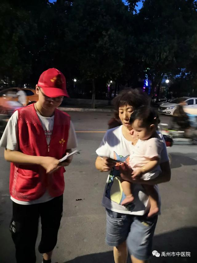 禹州市中医院学雷锋志愿者带领孩子一起参加志愿服务活动! 禹州市中医院学雷锋志愿者带领孩子一起参加志愿服务活动!