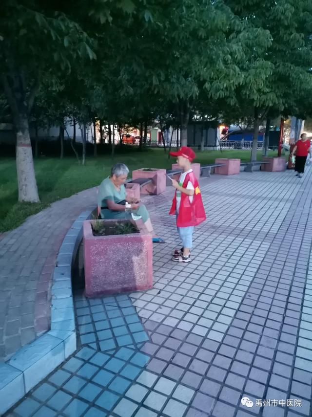 禹州市中医院学雷锋志愿者带领孩子一起参加志愿服务活动! 禹州市中医院学雷锋志愿者带领孩子一起参加志愿服务活动!