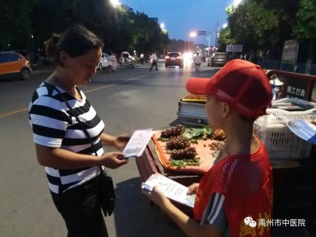 禹州市中医院学雷锋志愿者带领孩子一起参加志愿服务活动! 禹州市中医院学雷锋志愿者带领孩子一起参加志愿服务活动!
