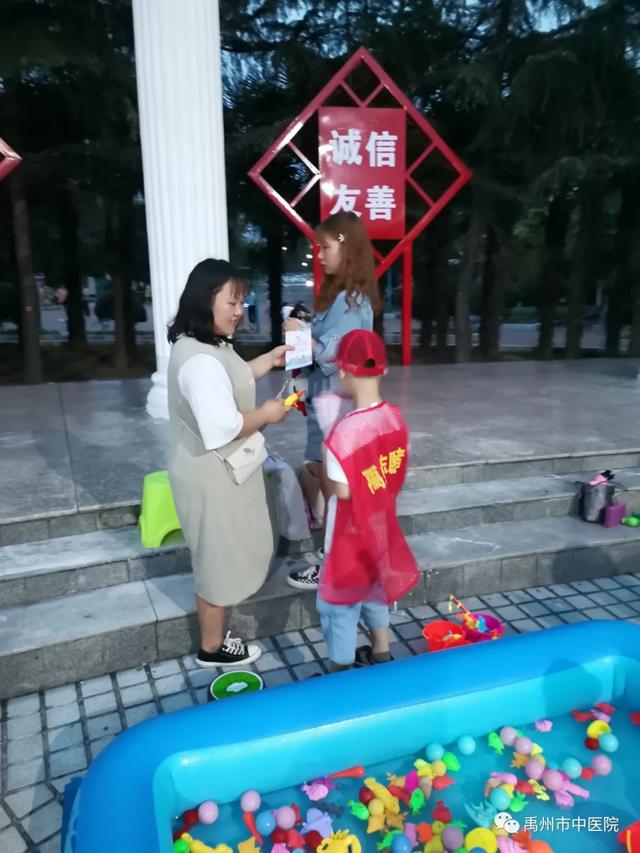 禹州市中医院学雷锋志愿者带领孩子一起参加志愿服务活动! 禹州市中医院学雷锋志愿者带领孩子一起参加志愿服务活动!