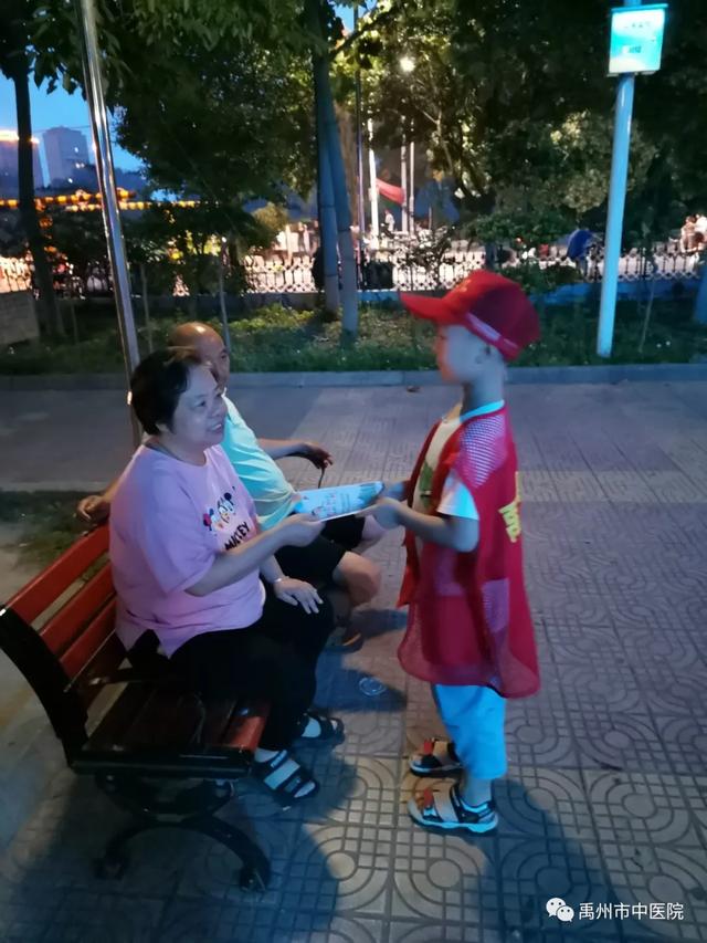 禹州市中医院学雷锋志愿者带领孩子一起参加志愿服务活动! 禹州市中医院学雷锋志愿者带领孩子一起参加志愿服务活动!