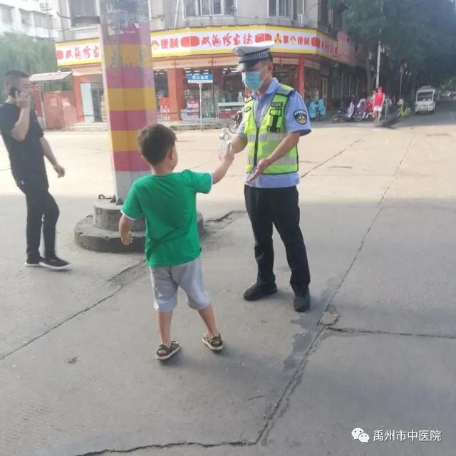禹州市中医院学雷锋志愿者带领孩子一起参加志愿服务活动! 禹州市中医院学雷锋志愿者带领孩子一起参加志愿服务活动!