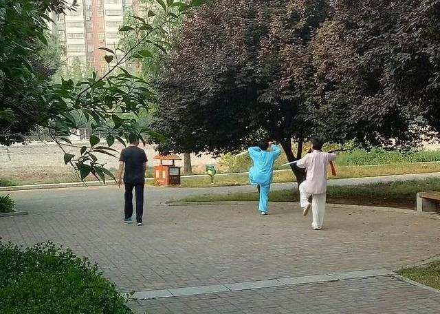 禹州颍河游园附近垃圾如山!引市民吐槽、官媒发声! 禹州颍河游园附近垃圾如山!引市民吐槽、官媒发声!