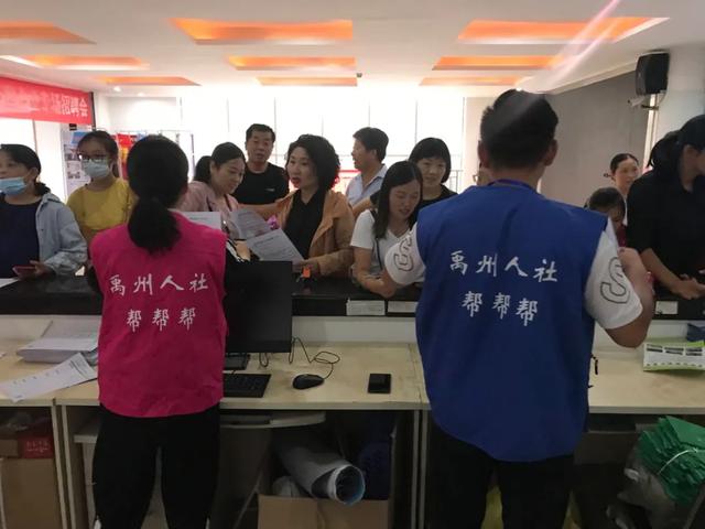 今天下着大雨,禹州这个地方却围着一群人,他们在干啥? 今天下着大雨,禹州这个地方却围着一群人,他们在干啥?