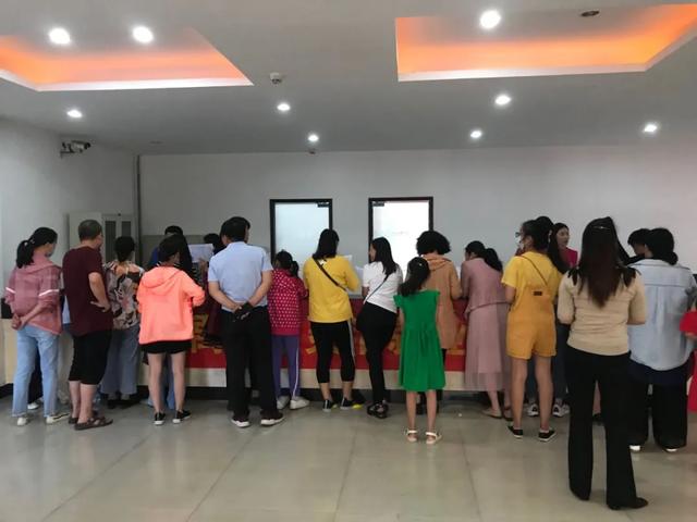 今天下着大雨,禹州这个地方却围着一群人,他们在干啥? 今天下着大雨,禹州这个地方却围着一群人,他们在干啥?