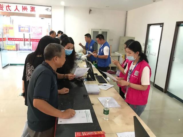 今天下着大雨,禹州这个地方却围着一群人,他们在干啥? 今天下着大雨,禹州这个地方却围着一群人,他们在干啥?