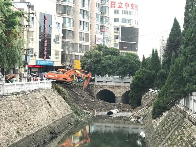 禹州护城河部分河段河堤坍塌!请注意绕行! 禹州护城河部分河段河堤坍塌!请注意绕行!