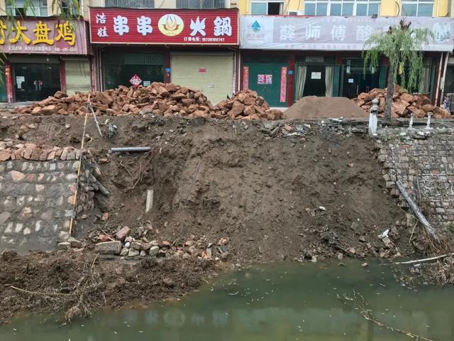 禹州护城河部分河段河堤坍塌!请注意绕行! 禹州护城河部分河段河堤坍塌!请注意绕行!