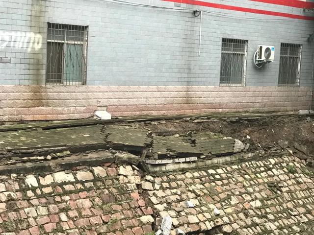 禹州护城河部分河段河堤坍塌!请注意绕行! 禹州护城河部分河段河堤坍塌!请注意绕行!
