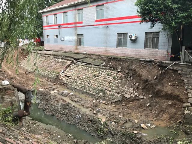 禹州护城河部分河段河堤坍塌!请注意绕行! 禹州护城河部分河段河堤坍塌!请注意绕行!
