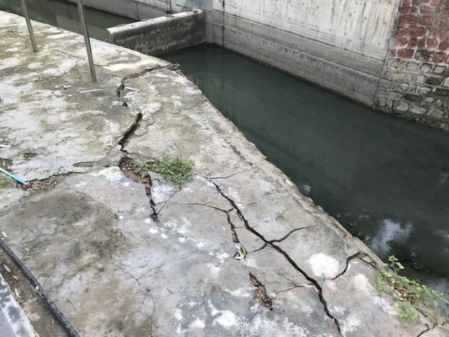 禹州护城河部分河段河堤坍塌!请注意绕行! 禹州护城河部分河段河堤坍塌!请注意绕行!