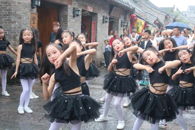 一群“小甜心” 神垕古镇街头舞蹈快闪,简直萌炸全场! 一群“小甜心” 神垕古镇街头舞蹈快闪,简直萌炸全场!