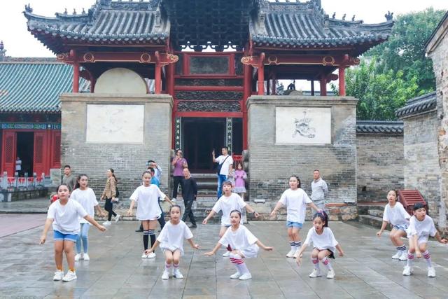 一群“小甜心” 神垕古镇街头舞蹈快闪,简直萌炸全场! 一群“小甜心” 神垕古镇街头舞蹈快闪,简直萌炸全场!