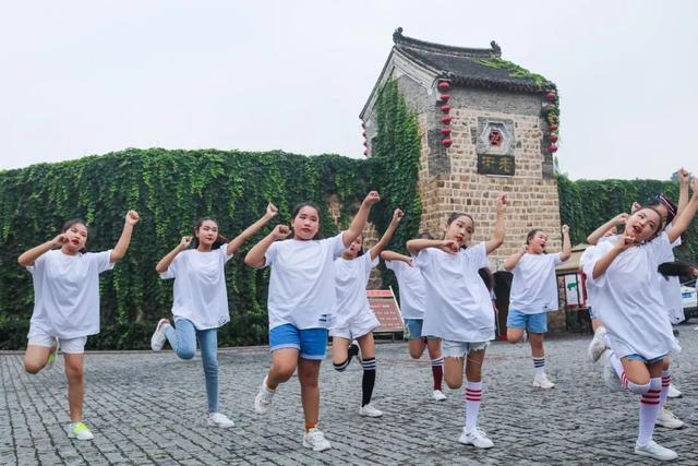 一群“小甜心” 神垕古镇街头舞蹈快闪,简直萌炸全场! 一群“小甜心” 神垕古镇街头舞蹈快闪,简直萌炸全场!