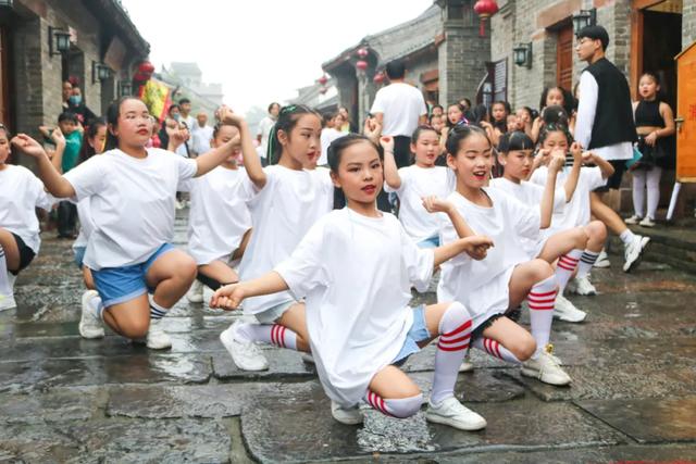 一群“小甜心” 神垕古镇街头舞蹈快闪,简直萌炸全场! 一群“小甜心” 神垕古镇街头舞蹈快闪,简直萌炸全场!
