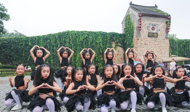 一群“小甜心” 神垕古镇街头舞蹈快闪,简直萌炸全场! 一群“小甜心” 神垕古镇街头舞蹈快闪,简直萌炸全场!