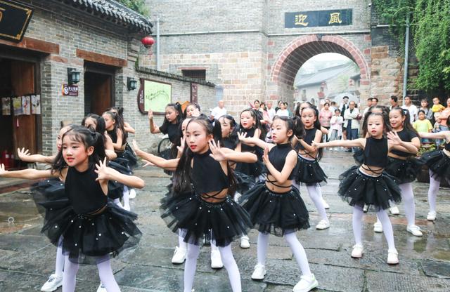 一群“小甜心” 神垕古镇街头舞蹈快闪,简直萌炸全场! 一群“小甜心” 神垕古镇街头舞蹈快闪,简直萌炸全场!