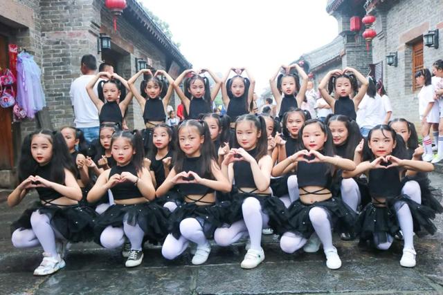 一群“小甜心” 神垕古镇街头舞蹈快闪,简直萌炸全场! 一群“小甜心” 神垕古镇街头舞蹈快闪,简直萌炸全场!