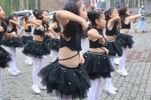一群“小甜心” 神垕古镇街头舞蹈快闪,简直萌炸全场! 一群“小甜心” 神垕古镇街头舞蹈快闪,简直萌炸全场!