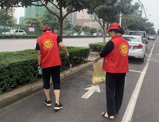 禹州创文路上 志愿者们在坚守 禹州创文路上 志愿者们在坚守