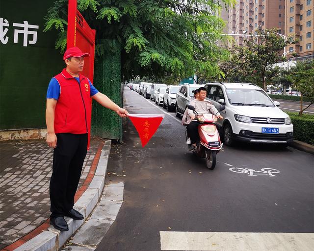 禹州创文路上 志愿者们在坚守 禹州创文路上 志愿者们在坚守