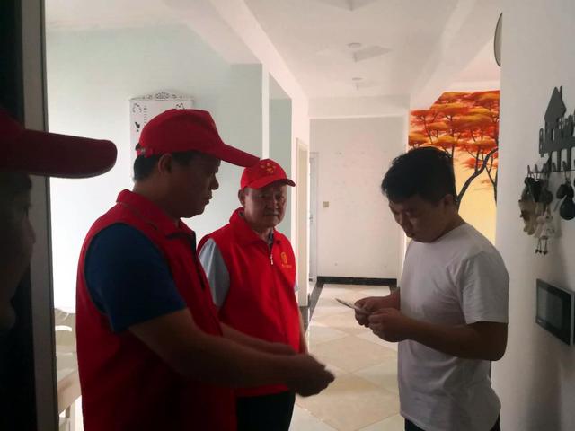 禹州创文路上 志愿者们在坚守 禹州创文路上 志愿者们在坚守