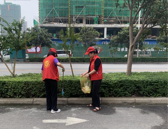 禹州创文路上 志愿者们在坚守 禹州创文路上 志愿者们在坚守
